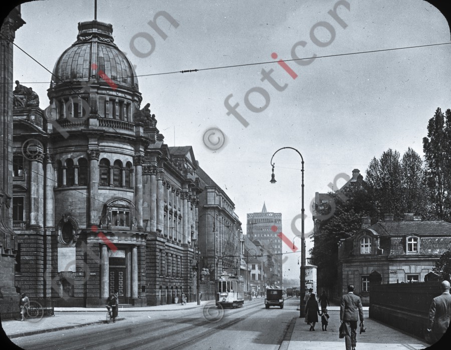 Die Breite Straße ; The Breite street - Foto foticon-simon-340-004-sw.jpg | foticon.de - Bilddatenbank für Motive aus Geschichte und Kultur